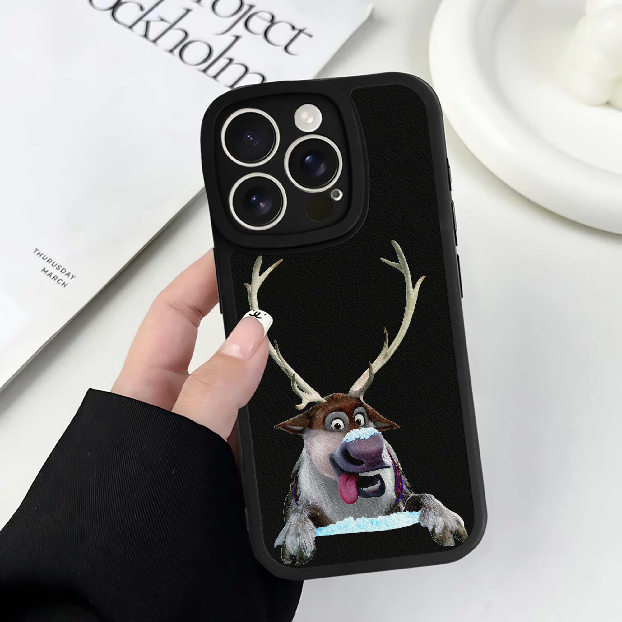 （画像用） アナと雪の女王 アンナ エルサ Frozen Anna Elsa 【iPhone 16シリーズ対応】シリコンスマホケース（レザー調） 材質：シリコン